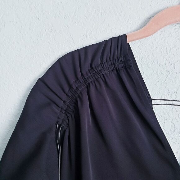 Vince‎ - Picture 3 of 7